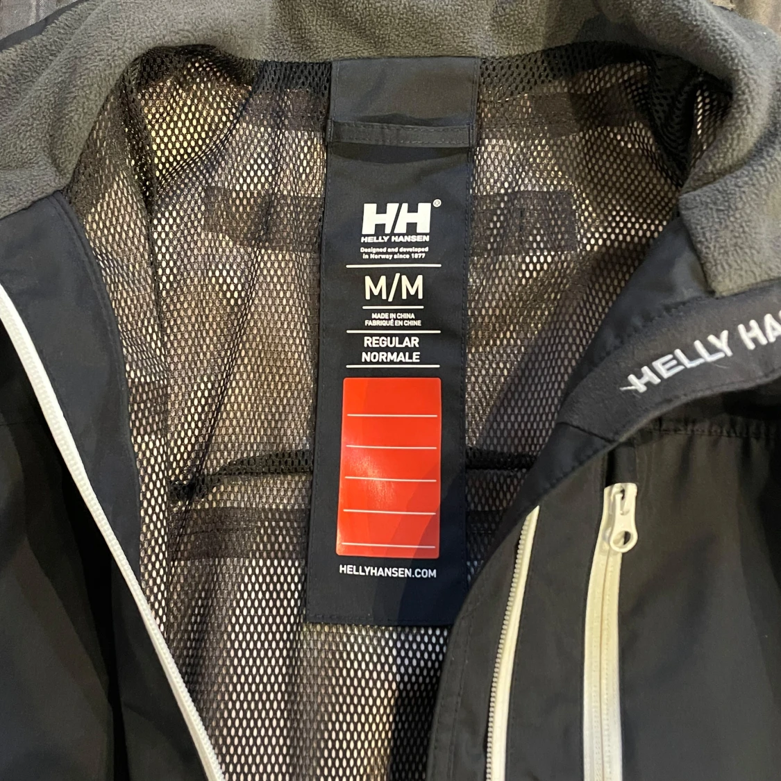 Svart jacka från Helly Hansen - 1