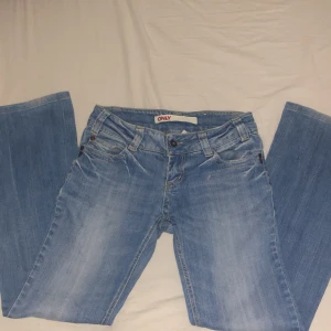 Lågmidjade bootcut jeans!  - Skitsnygga ljus blå jeans från Only. Lågmidjade och bootcut! ❤️❤️Midjemått tvärsöver: 36 cm innerbenslängd: 75 cm