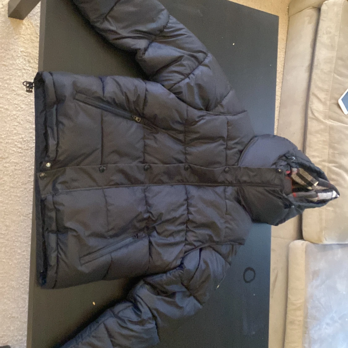 Svart pufferjacka med rutigt foder - 3