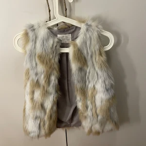 Beige och vit pälsväst från Zara Girls - Säljer en superfin pälsväst från Zara Girls i beige och vit. Storlek 7-8. Står ej för frakt! 