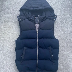 Mörkblå dunväst med luva - En sjukt fet väst med snyggt och varmt material! | Skick: 9,5/10 ✅| storlek M men uppfattas mer som S | Hör av er vid fler frågor 🦦