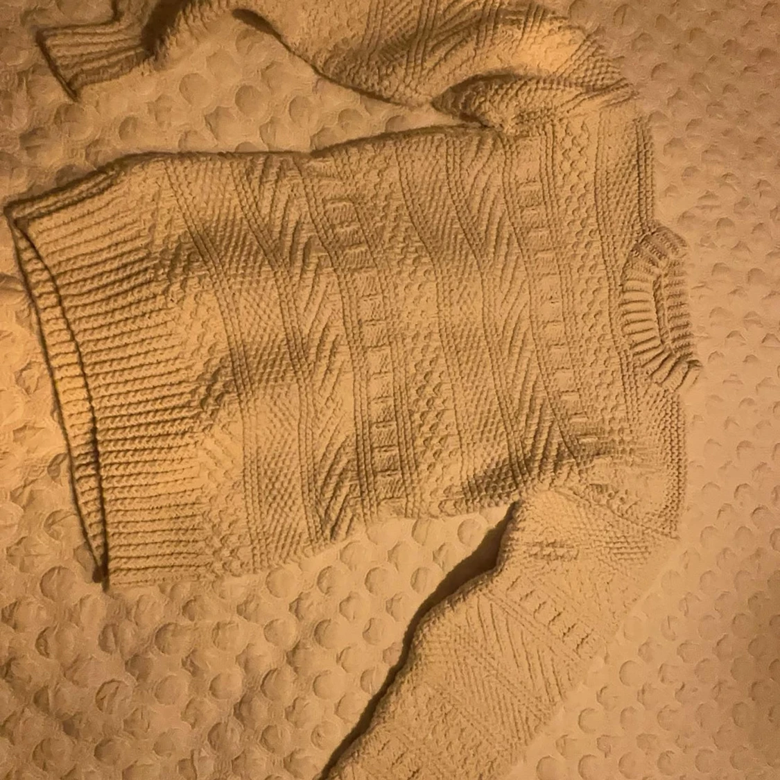 Vit handsydd stickad tröja