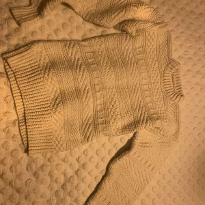 Vit handsydd stickad tröja - Säljer en vit stickad tröja som mormor sydde åt mig. Den var tyvärr för liten. Så storlek XS/XXS hade jag sagt 