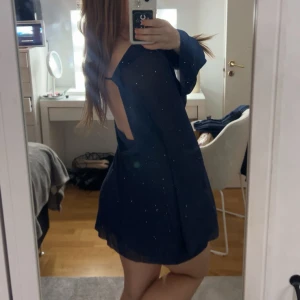 Öppen rygg klänning - Super fin klänning med öppen rygg, aldrig använd och passar mellan xs-m då man kan knyta den i ryggen hur hårt den ska sitta 🥰