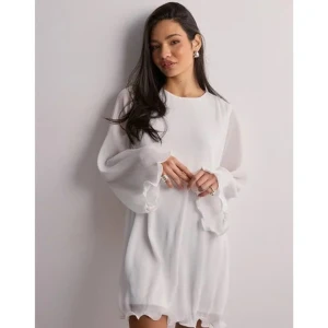 Vit klänning med volangdetaljer - Slutsåld klänning från Gina! En sååå fin vit klänning som passar perfekt till studenten!!! Så snygg och elegant, med en så söt volang detalj! Oanvänd med köpt på plick(förra användaren hade använt den 1:gång)