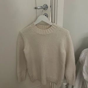 Zara tröja - Jättefin stickad tröja ifrån Zara❤️❤️ Lite nopprig som ni ser på bilden❤️❤️❤️ Pris kan diskuteras❤️❤️