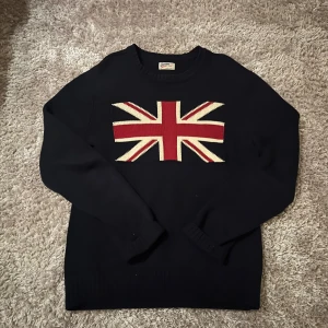 Svart tröja med tryck - Snygg svart tröja från Crocker storlek S skick 9/10 pruta till erat pris 