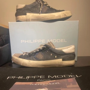 Philippe Model sneakers i blått och grått - Säljer dessa tvär feta Philippe model i färgen navy blue🤩 Skicket på skorna 6.5/10 då det finns några defekter på insidan av skon( kom privat för bilder). Dustbag och kort ingår vid köp✅ Hör gärna av er vid minsta lilla fråga😊