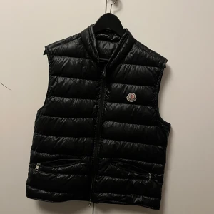 Moncler gui - Moncler gui väst storlek 3 jätte bra skick som ny förutom att dragkedjan blivit lite dålig längst ner men går att dra igen den fortfarande och går att byta ut den delen till en ny om man vill! Og finns tags mm