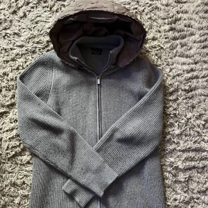 Grå Massimo Dutti cardigan  - Tja säljer nu min feta Massimo Dutti cardigan som e väldigt eftertraktad! Den passar perfekt nu inför våren. Ända defekten är att den e nopprig men de går o lösa. Kan mötas upp i sthlm 📍 