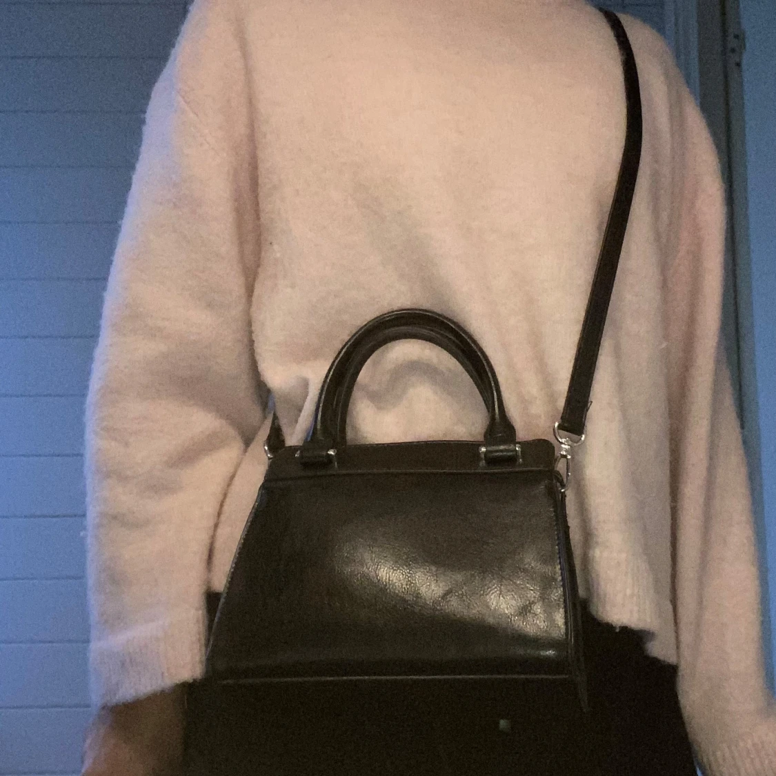 Svart axelväska med dragkedja