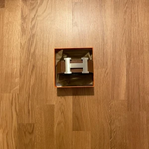 Bälte - Brunt skärp med en H-design, 115 cm! Hör av vid minsta fundering och för mer information!