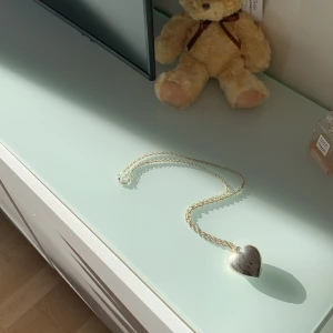 Halsband med hjärta - 🤍sötaste halsbandet 🤍 lång kedja med hjärta 🤍 silverfärgat 🤍 chabby chic slitet 🤍 vintage 🤍