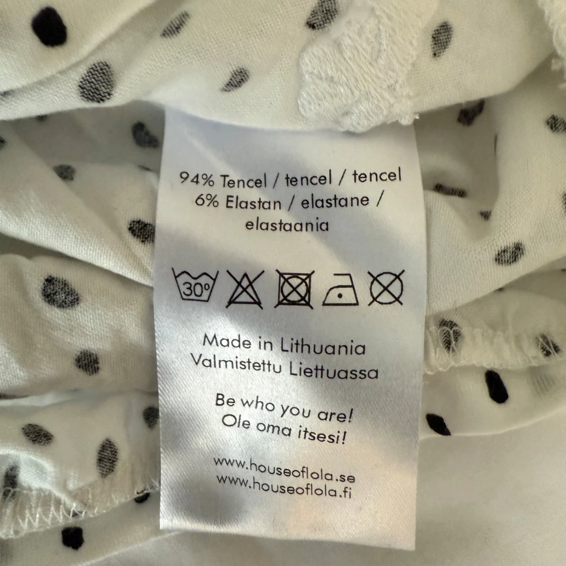 Benvit topp med svarta prickar - 3