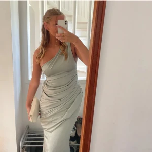 Balklänning - Säljer nu min superfina balklänning. Superfin och unik i färg och modell, kanske lite mer salviagrönt än vad som syns. I storlek 38 men passar 36 också. Från en limited edition kollektion med misspap och boohoo, nypris 1000kr. Hör av dig om du har frågor