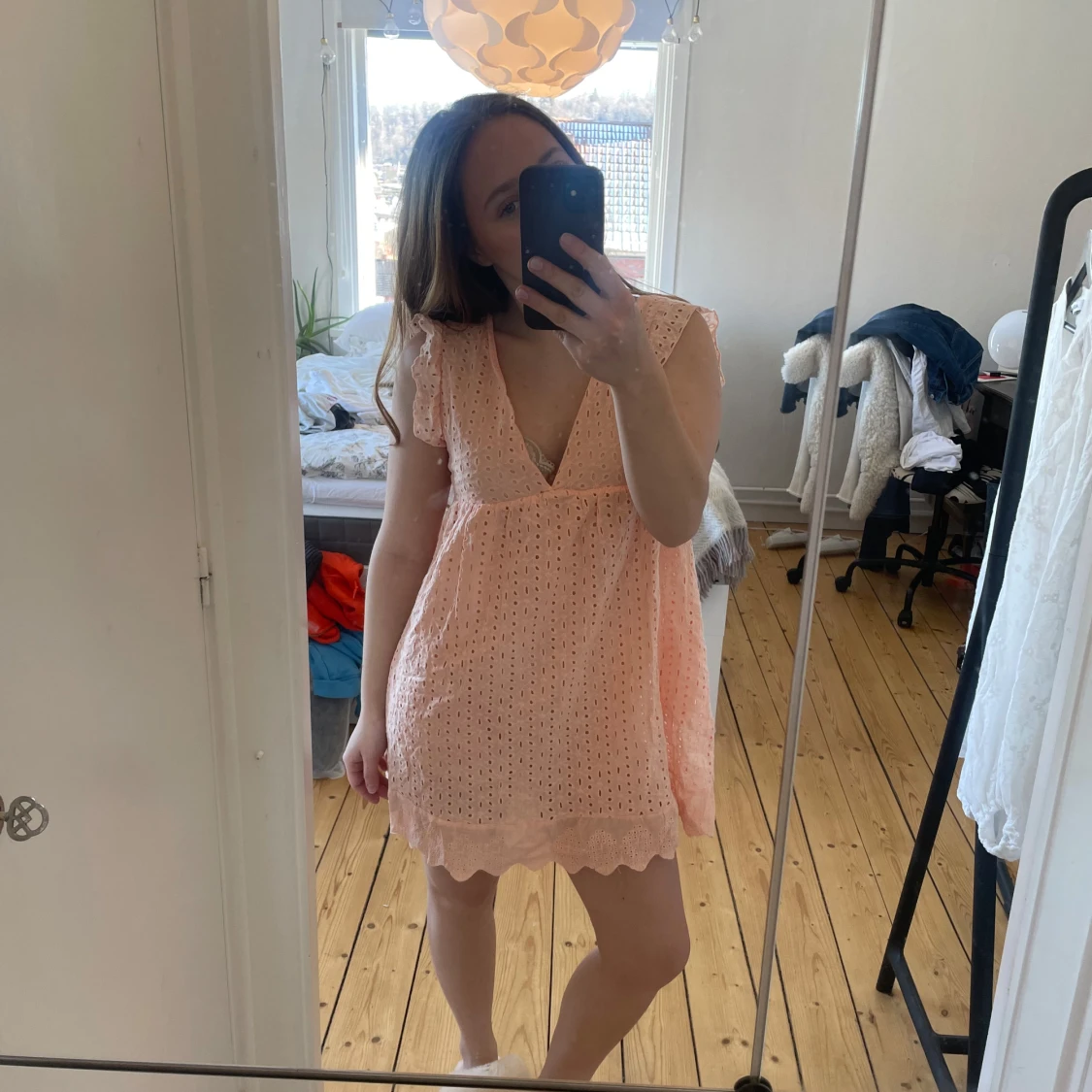 Ljusrosa klänning med volangdetaljer