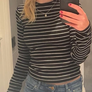 Svart och vit randig långärmad tröja - Säljer en  svart och vit randig långärmad tröja som är ribbad, skicka för fler bilder🩷