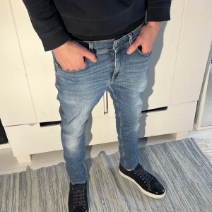 Tiger jeans - Tja, säljer dessa feta tiger jeans med slitningar!  Modellen är 179cm och väger 60kg. Dom är storlek 30/30 men har skrivit 29W för dom passar mig som har 29. Jeansen har varit lagade och är upplagda med nån cm. Hör av dig vid minsta fundering!!!