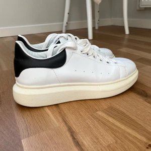 Alexander McQueen  - Bra skick, fråga om fler bilder :)   Jag har inte original lådan kvar, insida 28cm. 