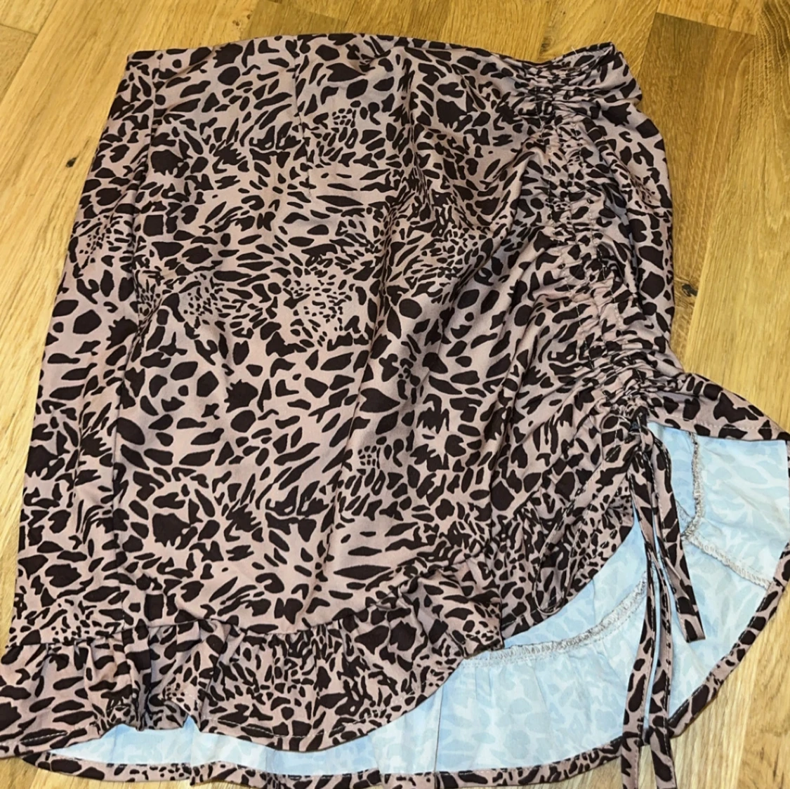 Leopardmönstrad kjol med snörning