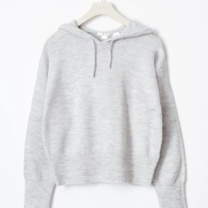 Grå stickad hoodie - Säljer denna gråa stickade hoodie, den är som ny använd ungefär 2 ggr så har inga hål. Är i storlek 170 men passar även 158-164 också. 