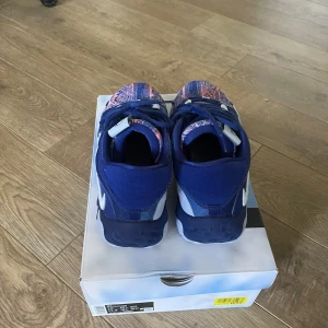 Pg6 - Säljer mina pg6s då jag slutat med basket, skorna är i bra skick men har några små märken, storlek 44 men passar även dig som har 45 då jag har det. 