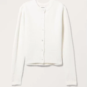 Vit kofta från Monki - Säkjer denna super gulliga och mysiga koftan från Monki. 🩷