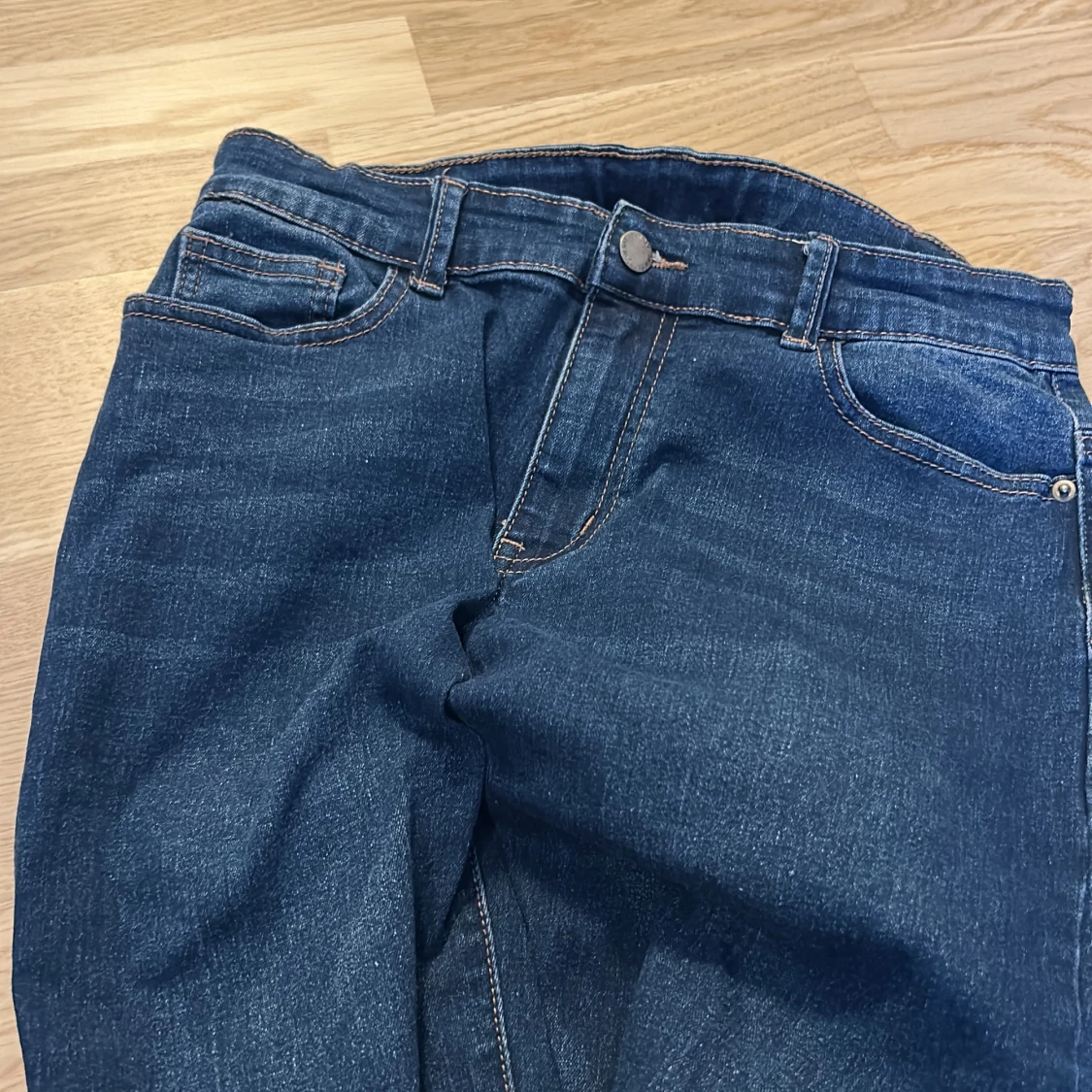 Mörkblå jeansbyxor från D.M.D du får med två stycken  - 1