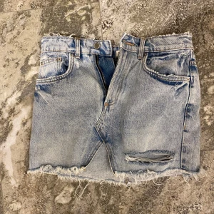 Jättesöt jeanskjol från Authentic Denim - Säljer en cool blå jeanskjol från Authentic Denim med slitna detaljer och fransig kant. Tyvärr kan jag inte skicka bilder med den på då den är för liten för mig, skriv privat för mer frågor💗
