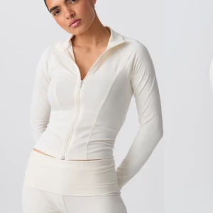 Soft touch zip jacket - Jag säljer min helt oanvända zip jacket från gina då den aldrig kommit till avänding skriv gärna om de är några frågor❤️