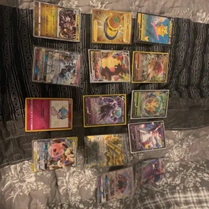 Samling av Pokémonkort - Säljer en samling av Pokémonkort med olika motiv och karaktärer. Bland korten finns både vanliga och holografiska versioner. Perfekt för samlare eller Pokémon-entusiaster som vill utöka sin kollektion.