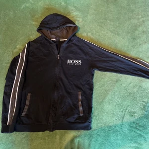 Hugo Boss Zip Hoodie  - Zip Hoodie från Hugo Boss. Storlek M, saknar snören. 