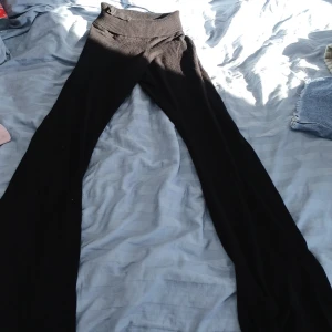 Svarta yogabyxor från FB Sister - Snygga svarta yogabyxor från FB Sister i storlek S. Byxorna har en hög midja och är tillverkade i ett mjukt material som ger en bekväm passform. Perfekta för en stilren look.