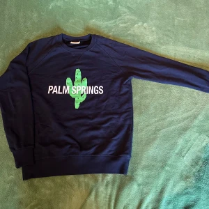 Crewneck - Marinblå crewneck med Palm Springs tryck. Nyskick, storlek S.