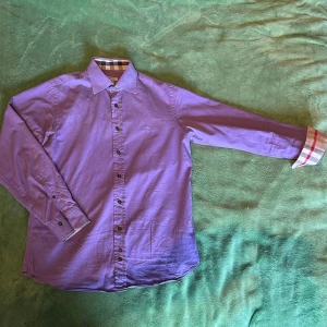 Burberry skjorta - Pastellila skjorta från Burberry i 100% bomull. Storlek L slim fit. Bra skick, perfekt för sommaren. 