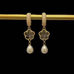 Guldörhängen med pärlor och blommotiv - Priset avser ett par örhängen. Guldpläterad örhängen på rostfritt stål.