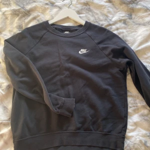 Svart sweatshirt från Nike - Säljer en svart sweatshirt från Nike! 