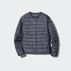 Grå dunjacka från Uniqlo - Säljer en stilren dunjacka från Uniqlo. Jackan har en design med rund hals och långa ärmar. Perfekt för kyliga dagar och lätt att bära under en större jacka. Och även bra nu till våren, skriv för fler bilder💓