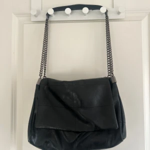 Handväska från zara - Så fin handväska i skinn ifårn zara, supersnygg och i jätte bra skick!!❤️❤️