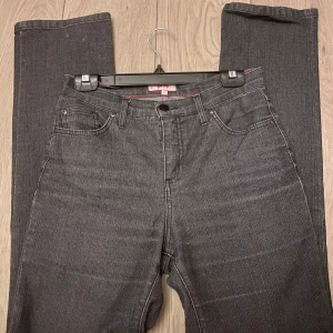 Grå jeans från Per Una - Snygga grå jeans från Per Una med sömdetaljer. Jeansen har en rak passform. Säljer då den är för stor för mig och jag upplever att storleken är M/L. Funkar med att ha den som oversized byxor. 