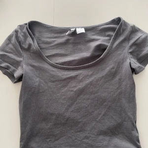 Snygg urringad topp - Jätte fin grå topp ifrån H&M!! Använd fåtal gånger skriv för mått eller fler bilder🩷