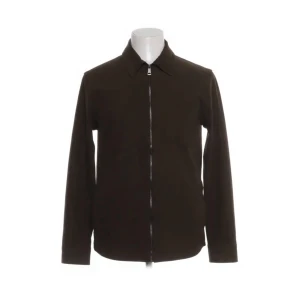 Brun jacka från H&M - Snygg brun jacka från H&M med dragkedja framtill. Jackan har en klassisk krage och är långärmad. Tillverkad i en blandning av polyester och elastan för en bekväm passform.