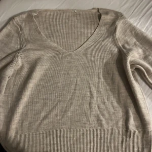 Beige tröja - Fin tröja med bra material, inte använd mycket.  