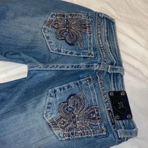 Miss me Jeans - Superfina Miss me jeans i "boot" model (mer åt "straight" passform!" 🫶🏻 Dom är lågmidjade och passar bra i längd på mig som är 174cm ☺️ fickorna är så glittriga irl också