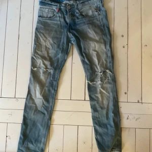 Blå jeans med slitningar - Replay jeans I bra skicka, lite slitna och storlek w29