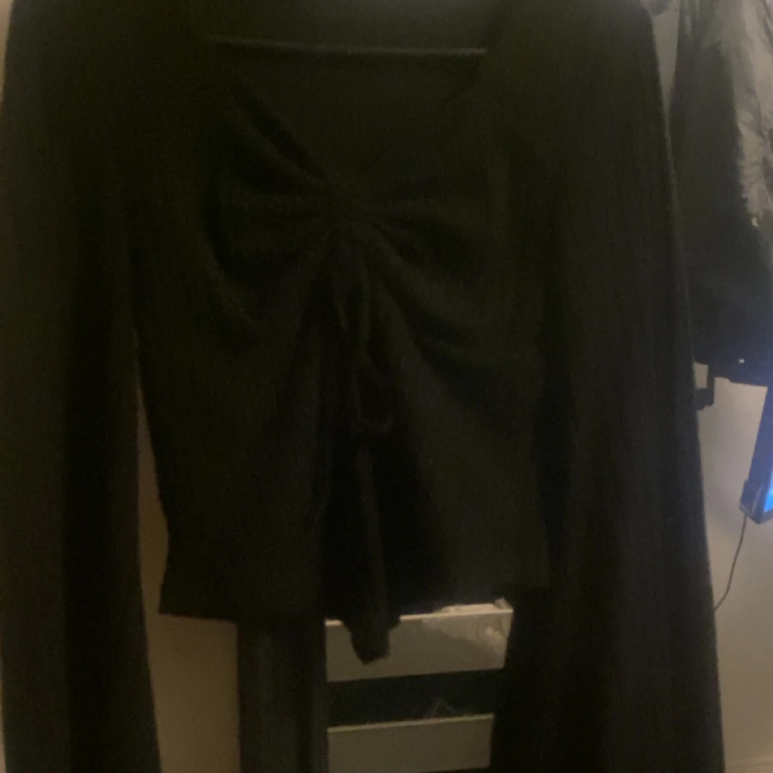 Svart ribbad topp med knyt