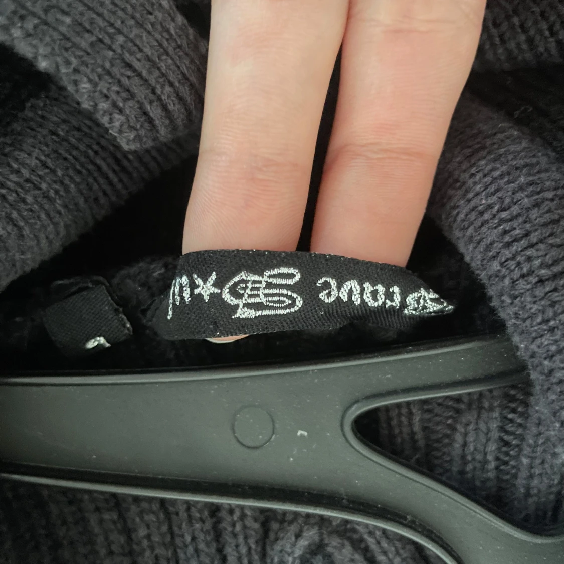 Svart och grå randig hoodie - 1