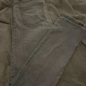 Gråa jeans - Gråa låg midjade jeans 