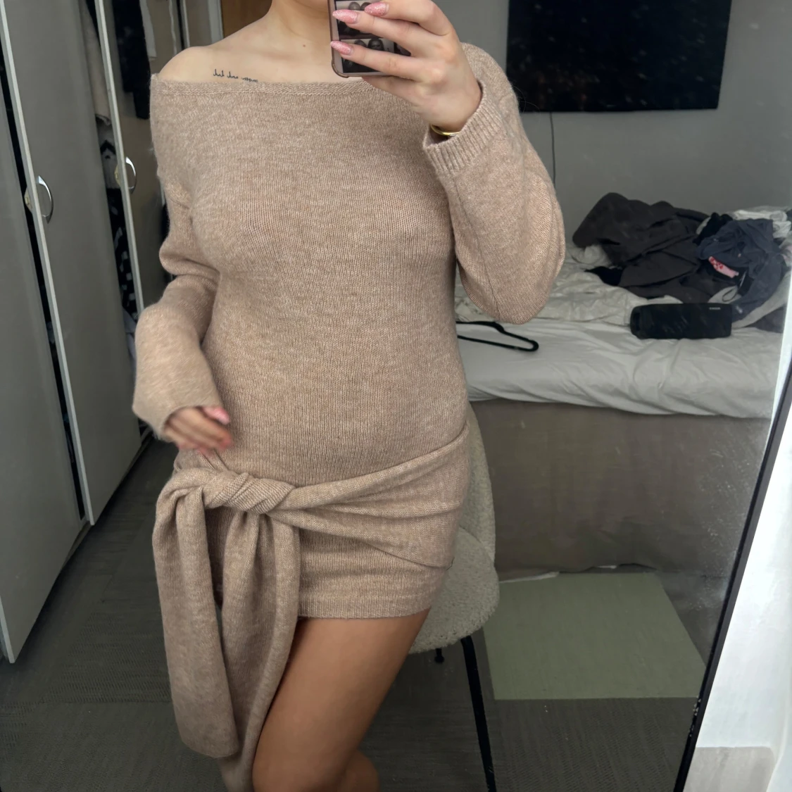 Beige stickad klänning från Femme Luxe