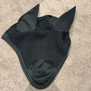 Huva från Equestrian Stockholm - En jätte fin huva från Equestrian Stockholm! Aldrig använd och i jätte fint skick. Storlek full. Huvan är köpt för 500. (Jag står inte för frakten)